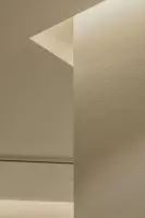 빛과 텍스처가 빚어낸 미니멀 갤러리 벽면